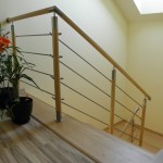 schody drewniane na betonie balustrada metalowa